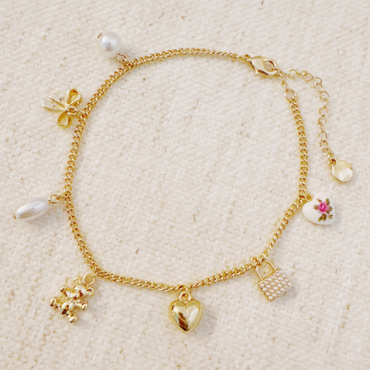 Bear & Bow Charm Anklet – Playful Gold Chain with Heartfelt Details